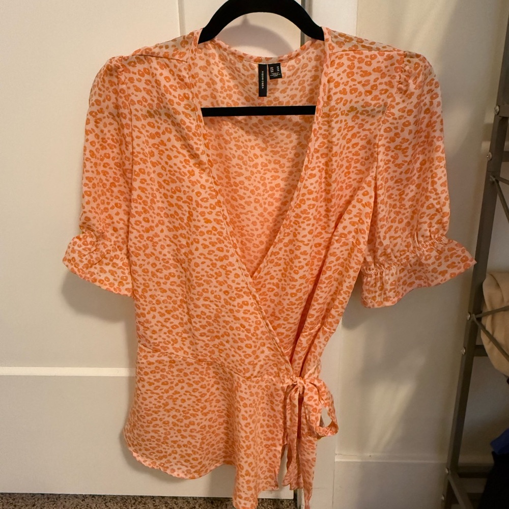 Vero Moda, size medium wrap around blouse in orange cheetah